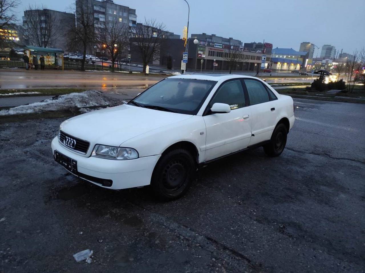 В Новогрудке молодые парни угнали машину директора и попали на ней в аварию