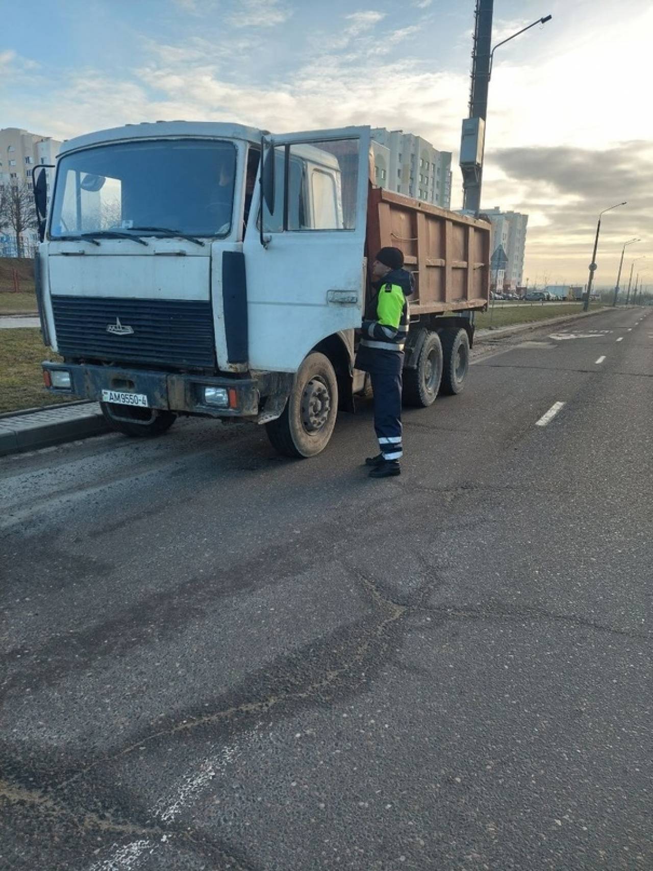 Не все смотрят на знаки: ГАИ провела в Гродно рейд на улице, по которым запрещено движение грузовиков