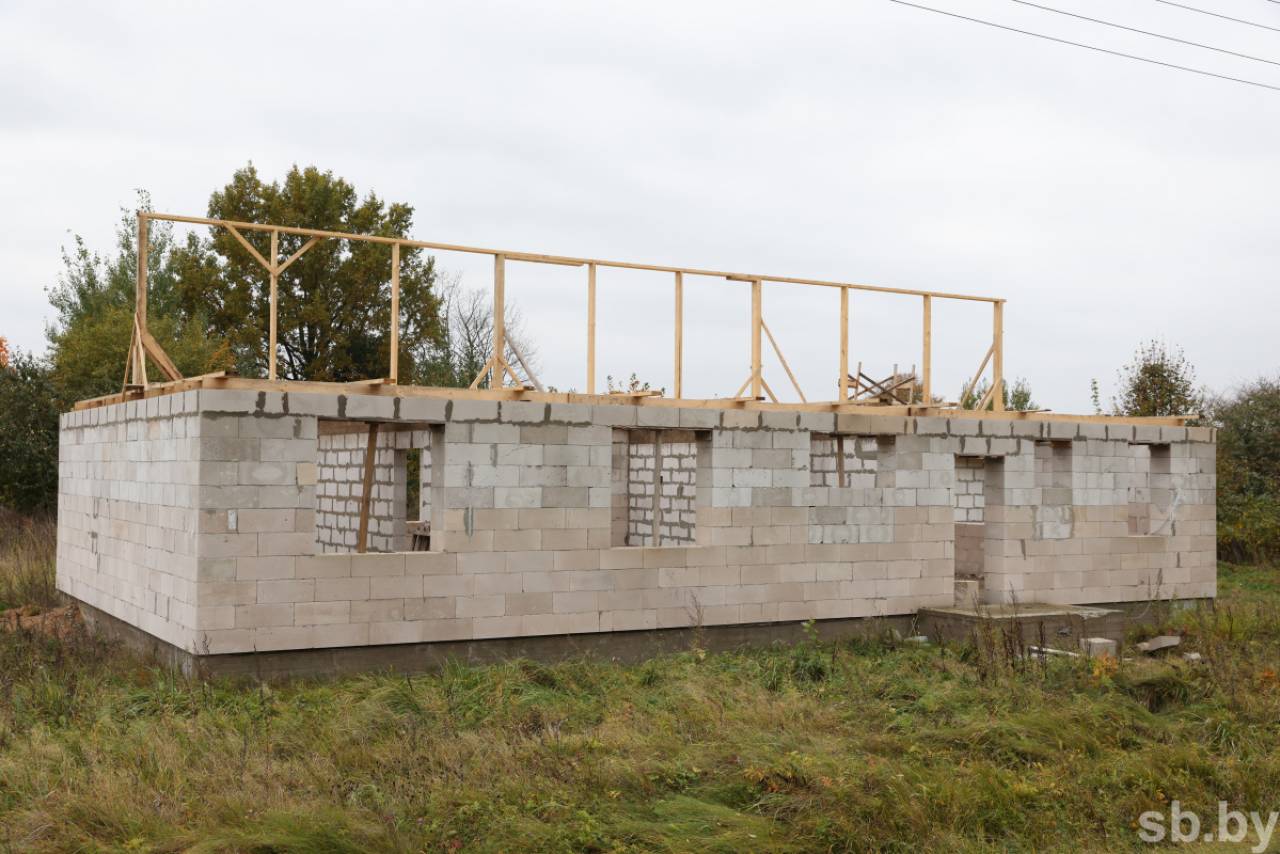 Как в Беларуси можно «влететь», если купить участок с недостроенным домом?