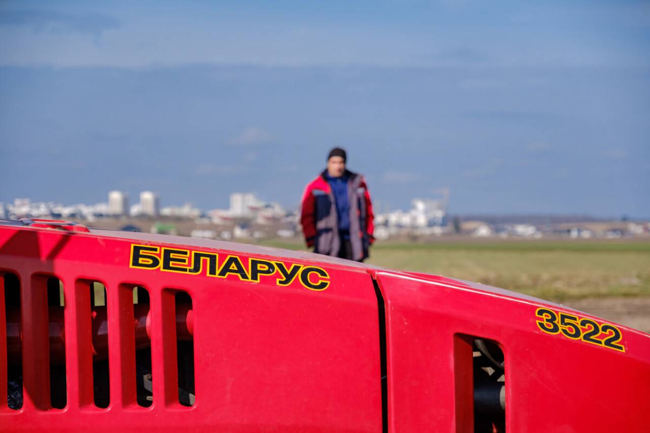 В окрестностях Гродно стартовала посевная: изучили трактор BELARUS-3522 стоимостью более полумиллиона рублей