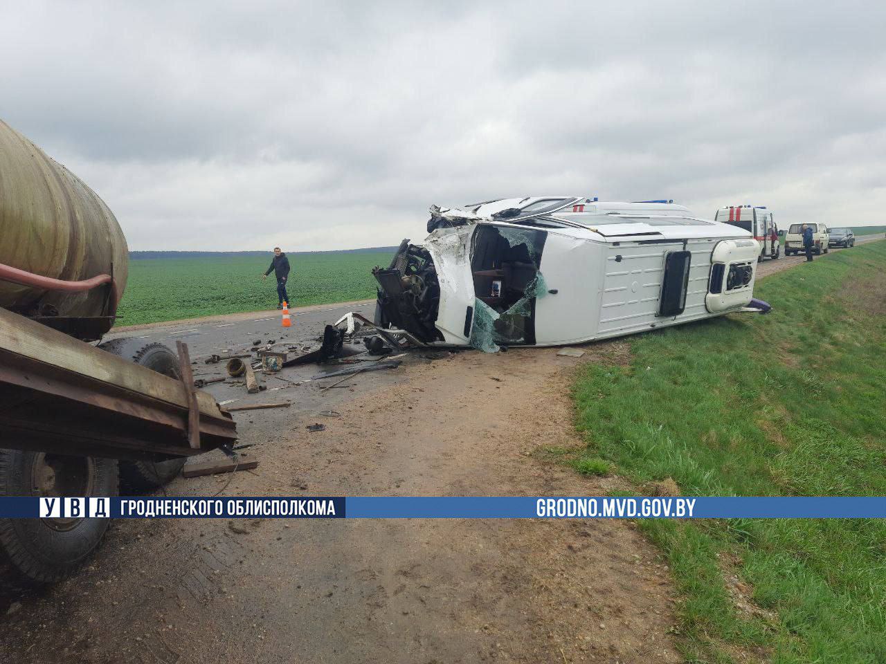 Полная маршрутка людей в Мостовском районе протаранила трактор и перевернулась: пострадали 10 человек, в том числе и дети