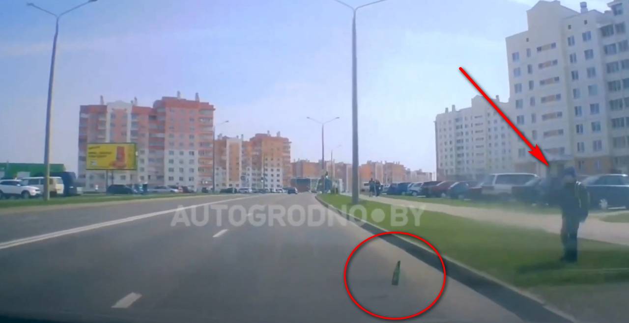 На Ольшанке в Гродно ребенок кидал бутылки под проезжающие авто