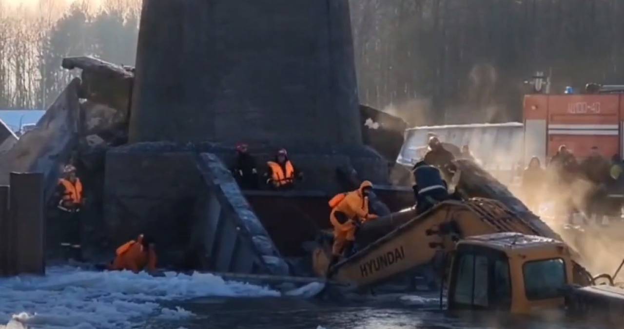 Экскаватор, который в Лидском районе упал в Неман в результате обрушения моста, достали из воды