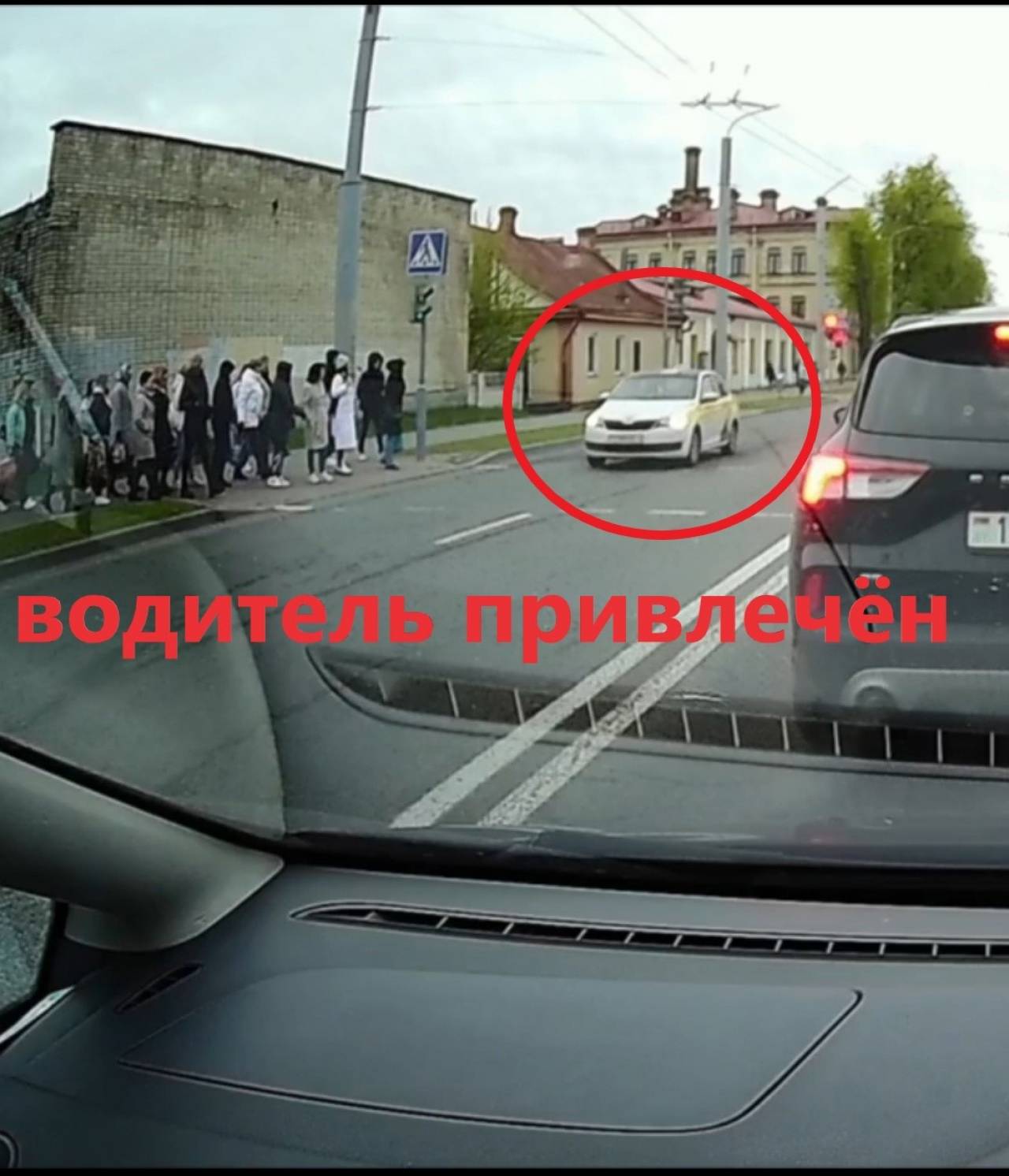 В Гродно таксист на «красный» проскочил перед уже начавшими движение пешеходами: ГАИ не оставила видеозапись очевидца без внимания