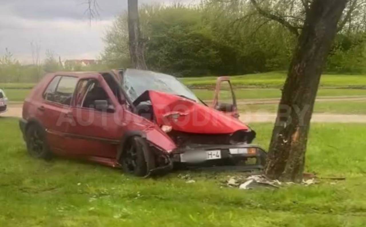 Серьезная авария в Гродно: Volkswagen на высокой скорости влетел в дерево
