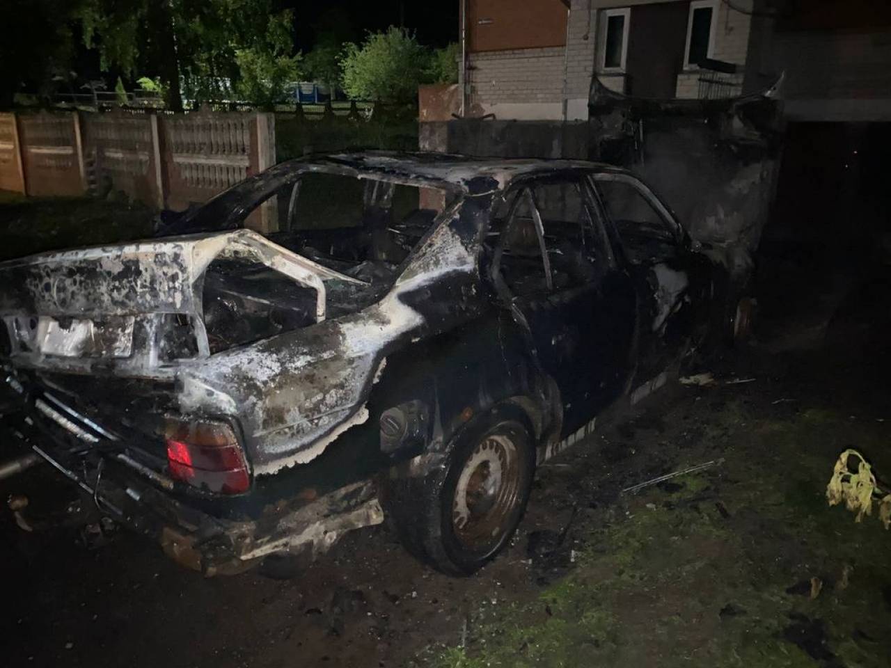 Три хозпостройки и автомобиль: обзор пожаров в Гродненской области за 1 мая