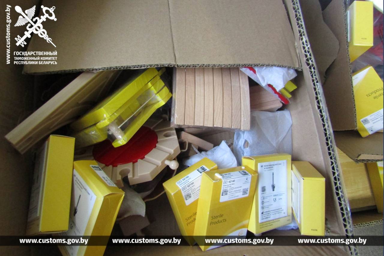 Белорус попытался обмануть гродненских таможенников, спрятав сотни стоматологических инструментов в коробки со стулом и игрушкой