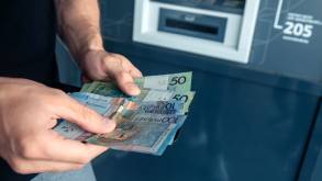 Только у половины белорусов номинальные зарплаты выше 1096 рублей