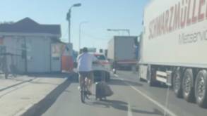 Раз велосипедистов на границе пропускают без очереди, то некоторые решили ездить сразу с чемоданами?