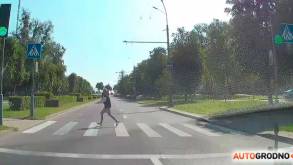 Смотрите, как в Гродно дети бегают на «красный» через дорогу