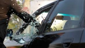 «Хотел погреться»: в Лиде пьяный парень бил припаркованный автомобиль, чтобы попасть внутрь