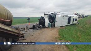 Полная маршрутка людей в Мостовском районе протаранила трактор и перевернулась: пострадали 10 человек, в том числе и дети