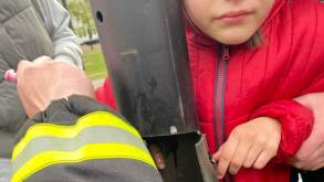 В Гродно спасатели «освободили» ребенка: палец застрял в уличном тренажере