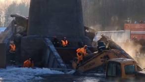 Экскаватор, который в Лидском районе упал в Неман в результате обрушения моста, достали из воды