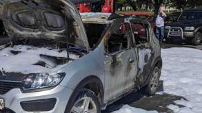 Владелец получил ожоги: спасатели рассказали подробности о загоревшемся у супермаркета автомобиле в Гродно