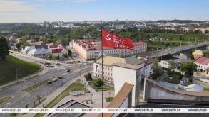 Копию знамени Победы подняли над Гродненским драматическим театром